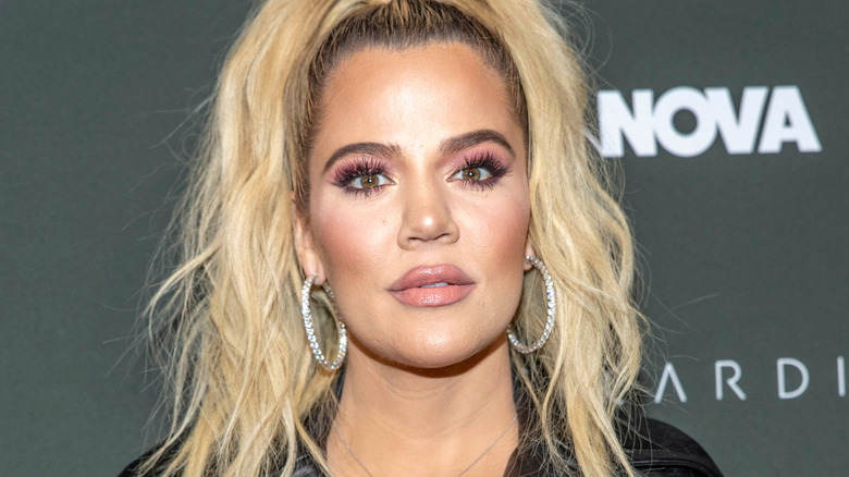 Khloe Kardashian en créoles 