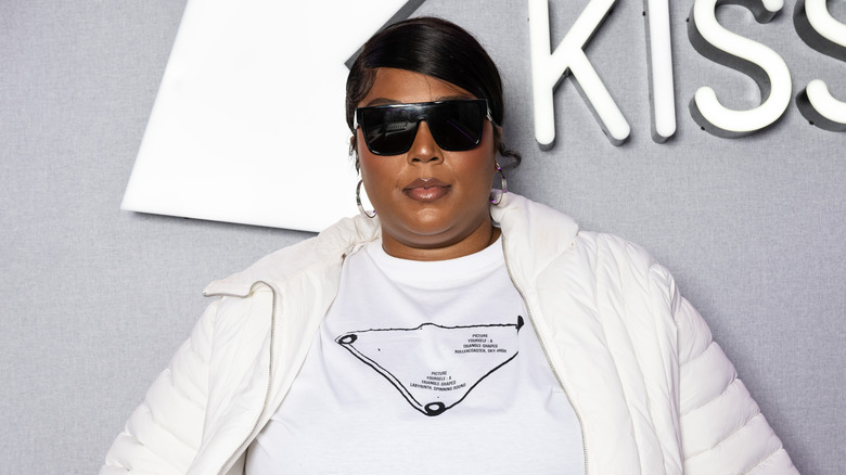 Lizzo en blouse blanche 