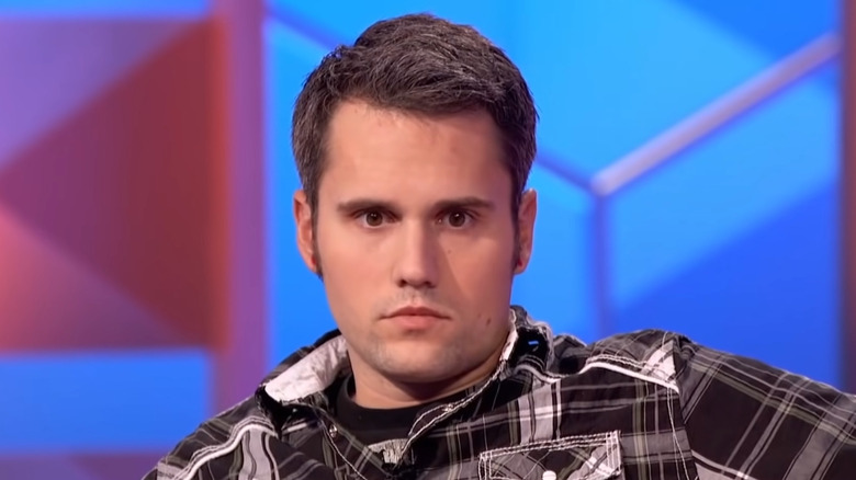 Ryan Edwards regarde, expression sérieuse