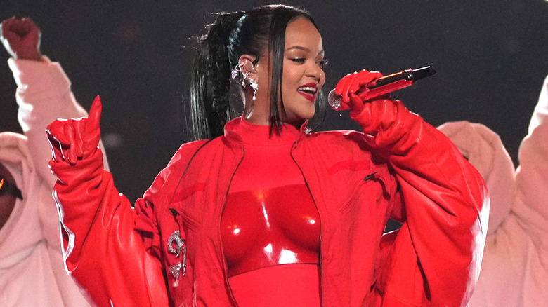 Rihanna se produit au spectacle de la mi-temps du Super Bowl