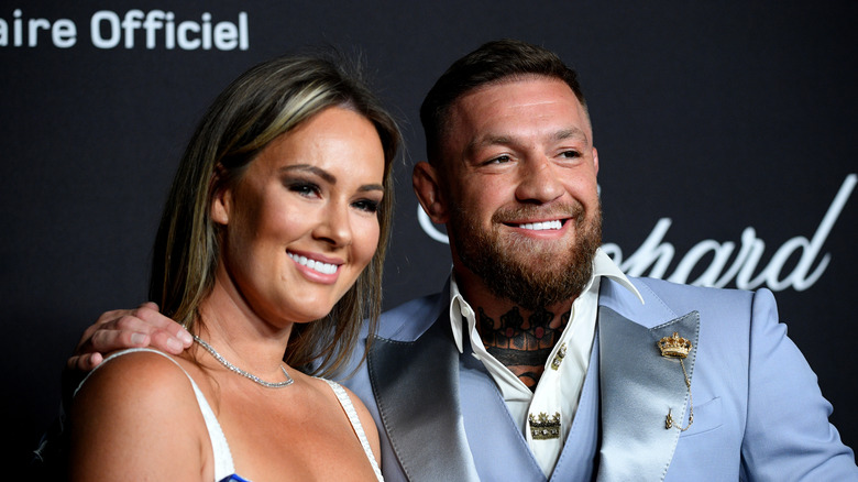 Dee Devlin et Conor McGregor sourient