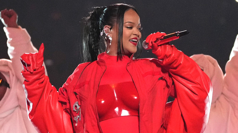 Rihanna lors de la mi-temps du Super Bowl