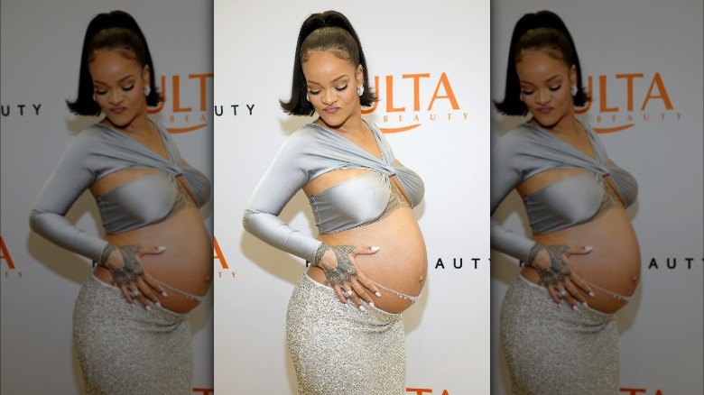 Rihanna pose fièrement enceinte