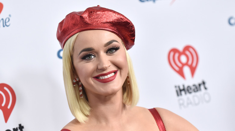 Katy Perry portant un béret rouge