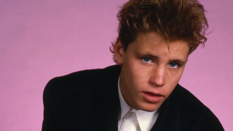 Corey Haim posant