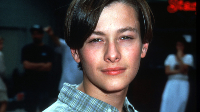 Edward Furlong posant