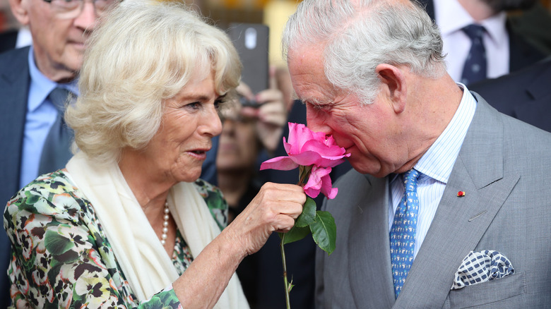 Camilla Parker Bowles et Charles souriant 