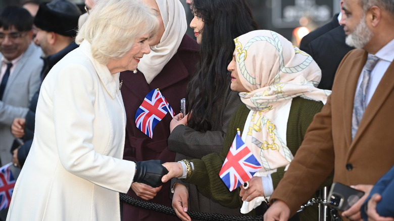 Camilla Parker Bowles rencontre des fans