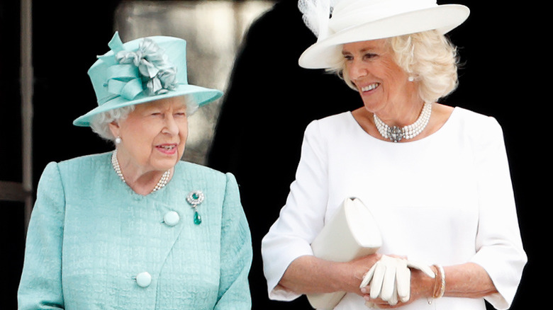 Camilla Parker Bowles et la reine Elizabeth souriantes 