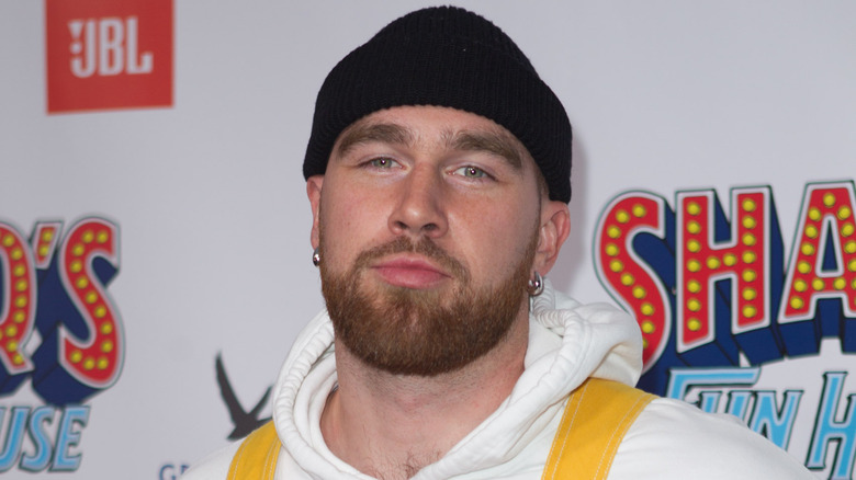 Travis Kelce posté lors d'un événement