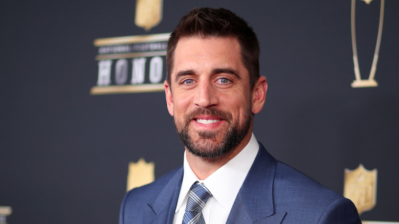 Aaron Rodgers posant lors d'un événement