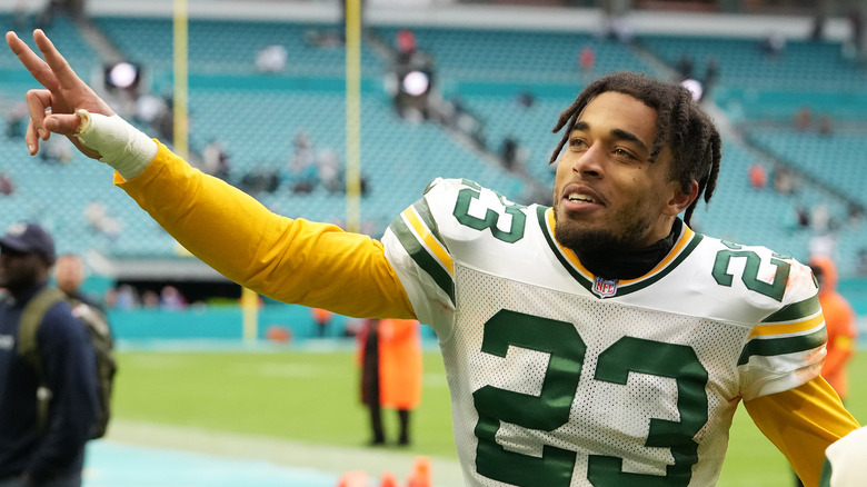 Jaire Alexander faisant un signe de paix