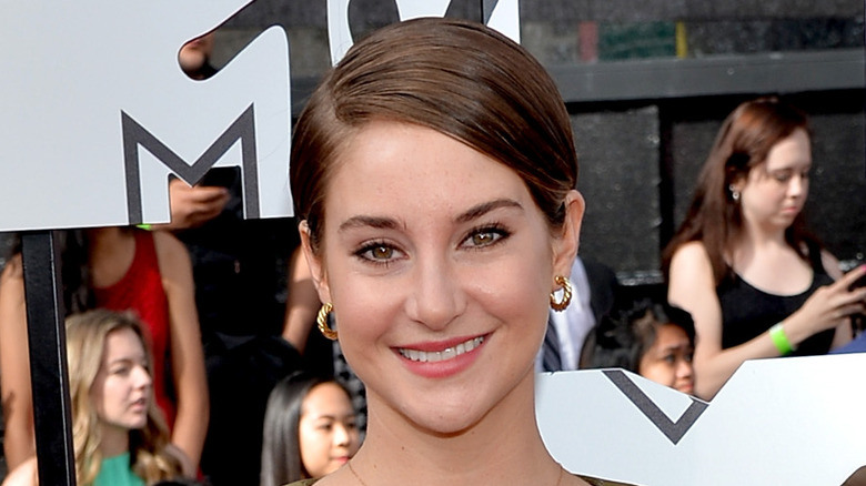 Shailene Woodley posant pour une photo