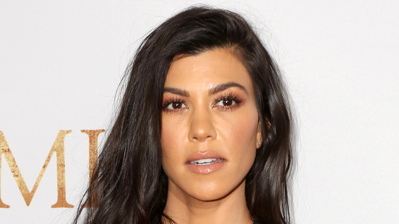 Kourtney Kardashian pose pour une photo