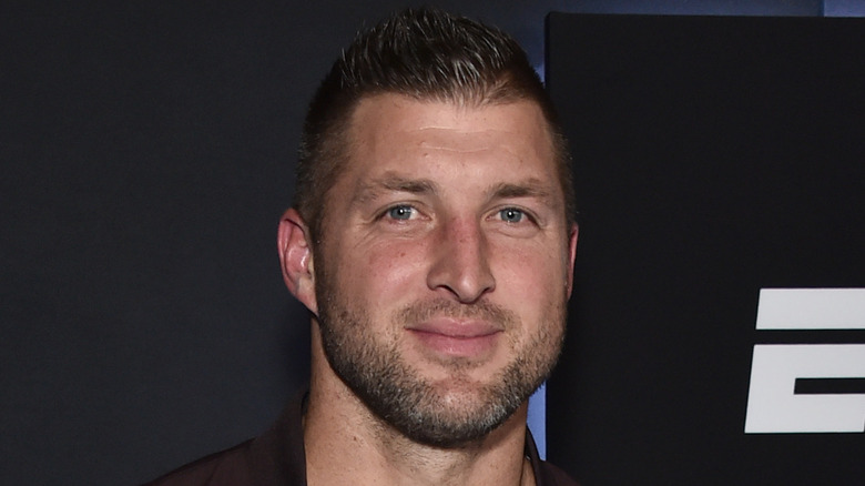 Tim Tebow posant pour des photos