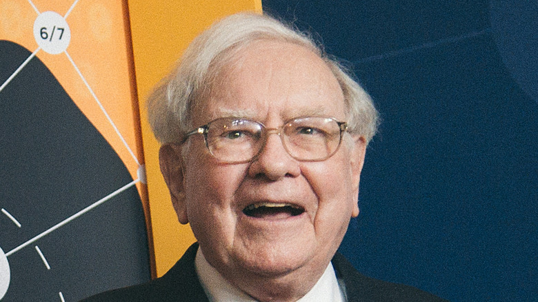 Warren Buffett posant pour une photo