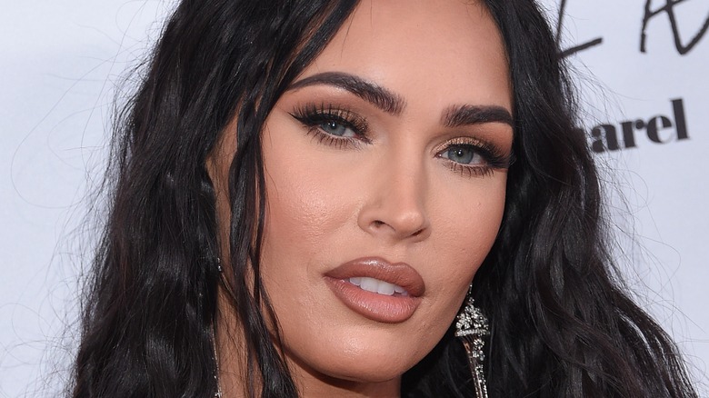 Megan Fox pose pour une photo sur le tapis rouge