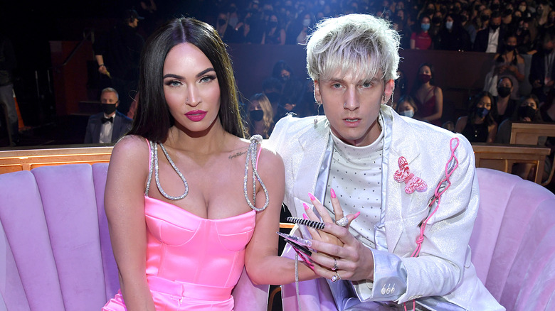 Machine Gun Kelly et Megan Fox assistent aux iHeart Radio Music Awards