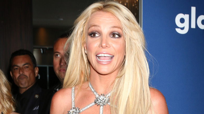 Britney Spears parle aux photographes