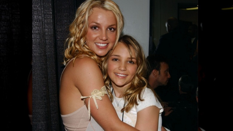 Britney Spears étreignant Jamie Lynn Spears en 2003