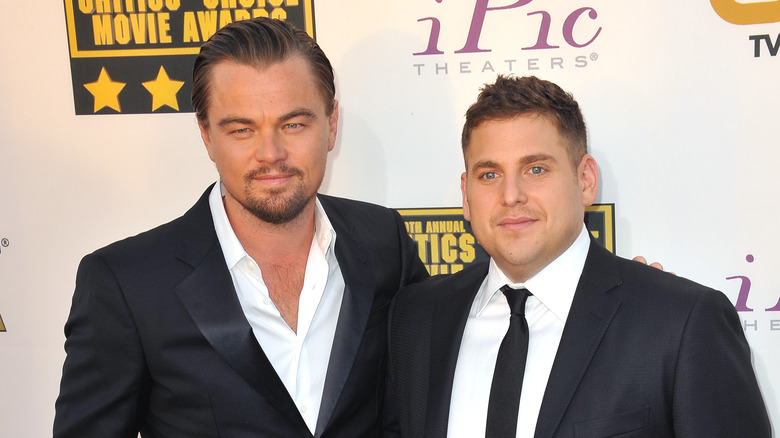 Leonardo DiCaprio et Jonah Hill posent