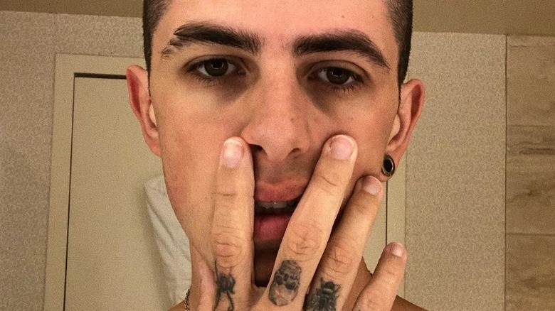 Sam Pepper prend un selfie 