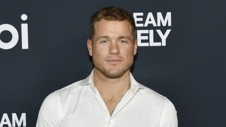 Colton Underwood pose sur le tapis rouge 