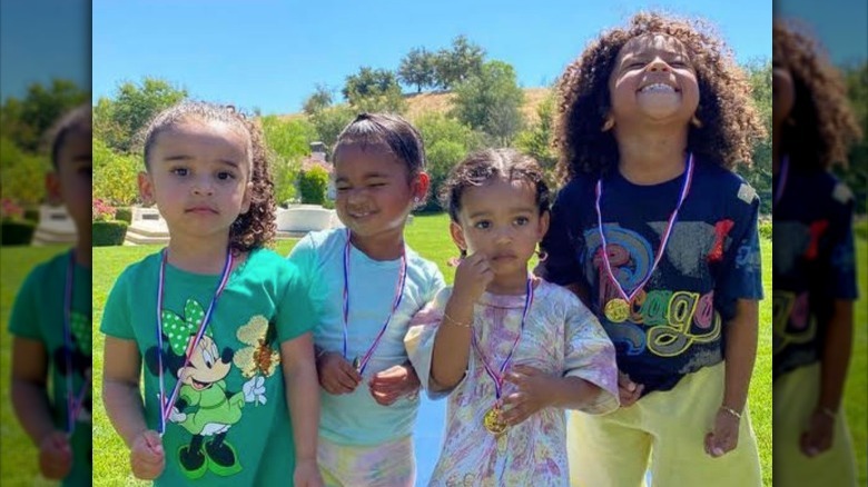 Enfants Kardashian dans un parc