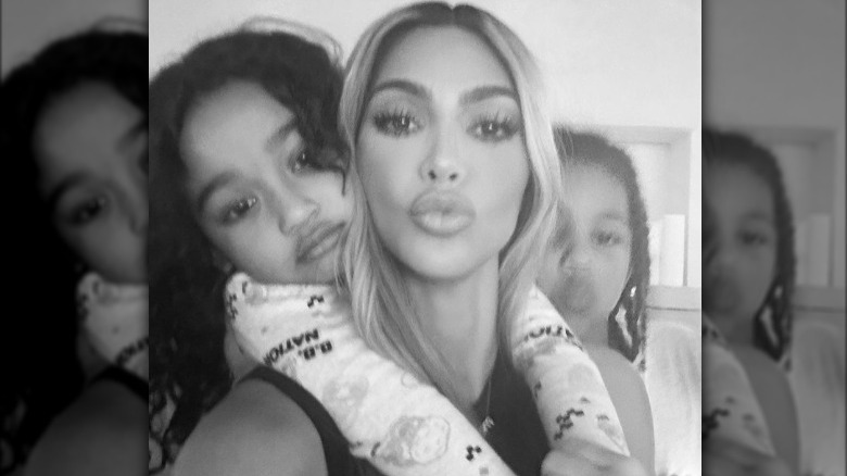 Selfie de Kim Kardashian avec des enfants