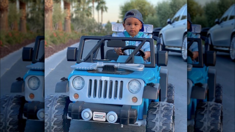 Psalm West au volant de Power Wheels