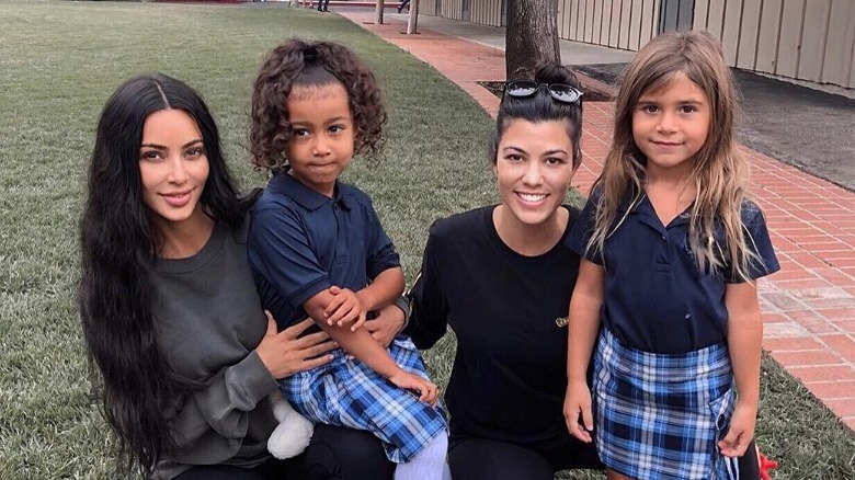 Kim Kardashian et Kourtney Kardashian avec des enfants