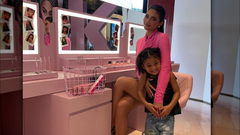 Kylie Jenner Stormi Webster étreignant