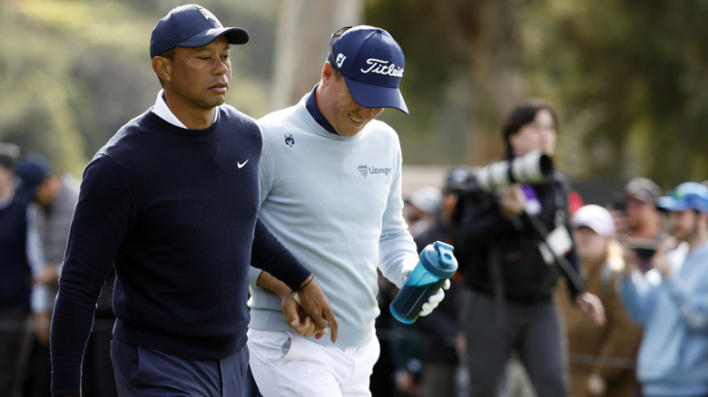 Tiger Woods tend le tampon à Justin Thomas