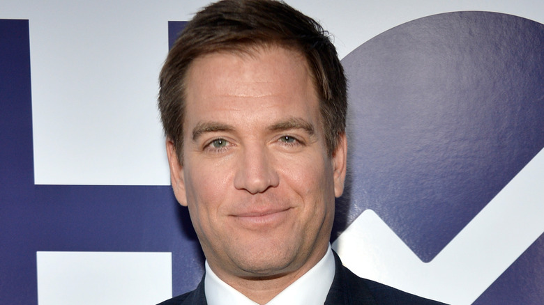 Michael Weatherly porte un costume noir