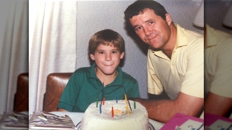 Ryan Reynolds et son père posant avec un gâteau