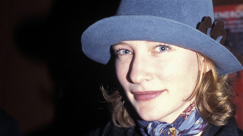 Une jeune Cate Blanchett avec un chapeau bleu