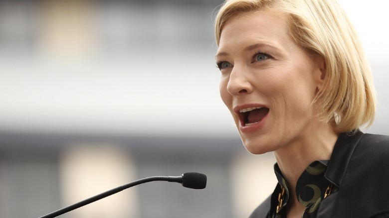 Cate Blanchett s'exprimant lors d'un microphone de conférence de presse