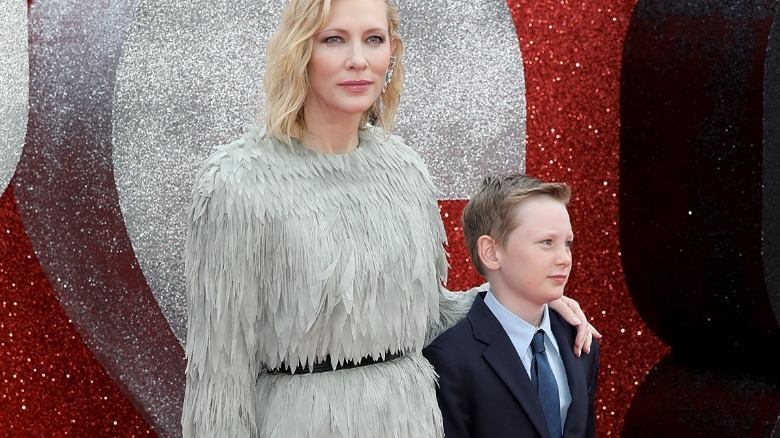 Cate Blanchett et son fils sur un tapis rouge