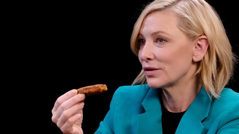 Cate Blanchett tenant un costume bleu végétalien à ailes