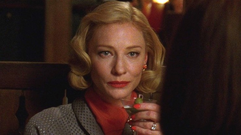 Cate Blanchett comme Carol tenant un martini