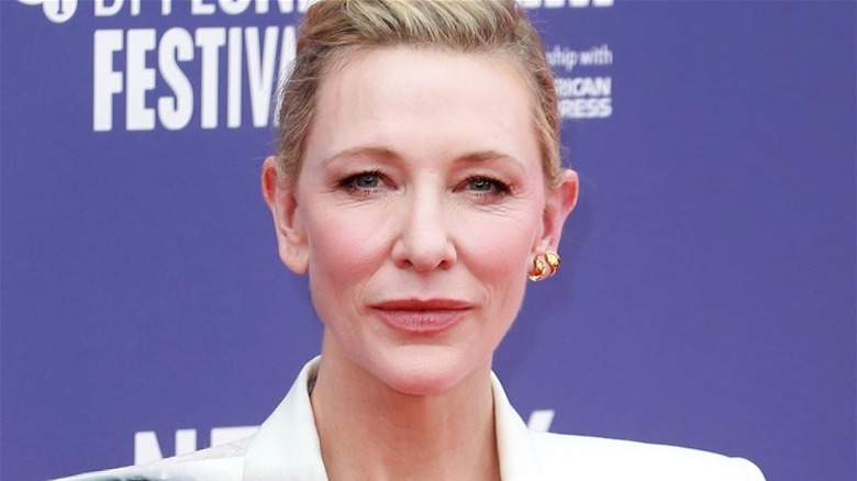 Boucles d'oreilles épingles à cheveux de Cate Blanchett dans une oreille