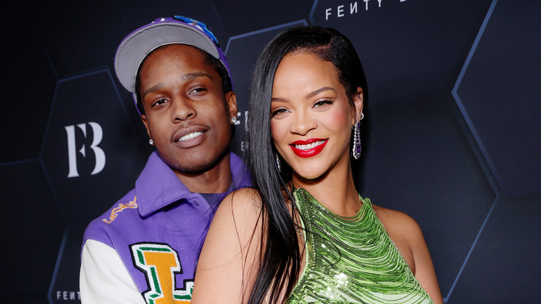 A$AP Rocky tenant une Rihana souriante