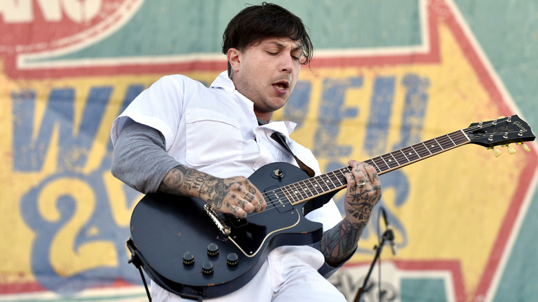 Frank Iero joue de la guitare sur scène