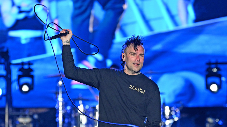 Bert McCracken sur scène, tenant un microphone