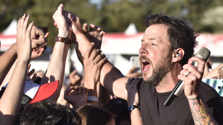 Pierre Bouvier chantant dans la foule