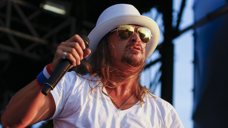 Kid Rock apparaît sur scène 