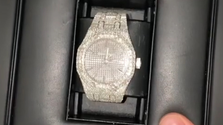 Justin Bieber affiche une montre qu'il a achetée pour Hailey Bieber