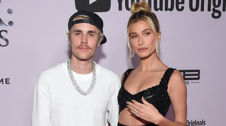 Justin Bieber et Hailey Bieber posent sur le tapis rouge