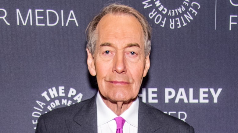 Charlie Rose posant