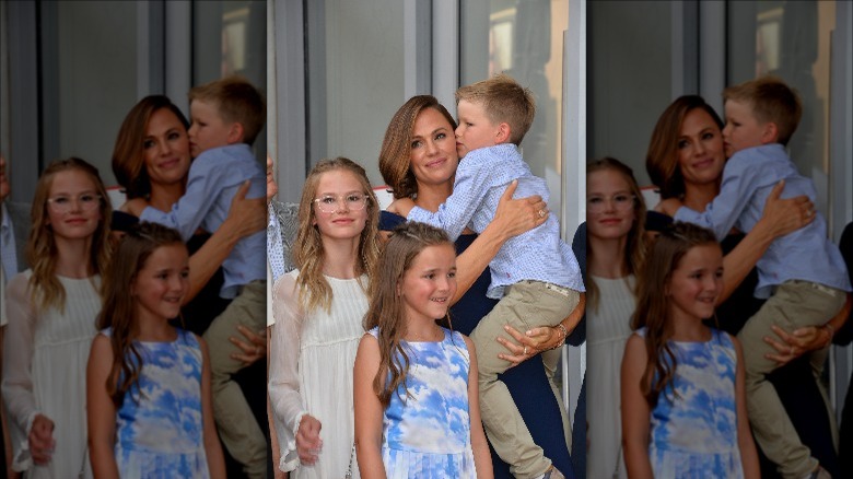 Jennifer Garner sourit avec ses trois enfants